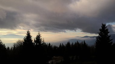 Dağlık ormanda bulutlu bir gökyüzü