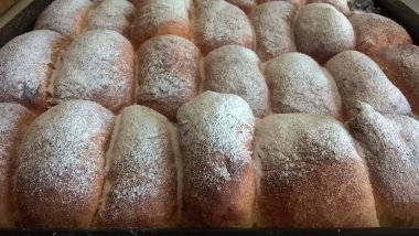 Demir tepside ekmek somunları