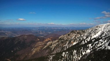 Güzel görünümü kar kaplı dağlar,