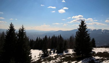 Güzel görünümü kar kaplı dağlar,