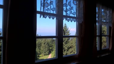 Evin penceresinden orman dağlarına bak