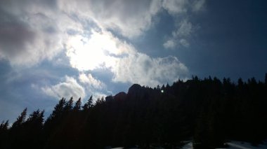 Dağlarda güzel bir gün doğumu.