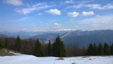 Güneşli gün kış dağ manzarası