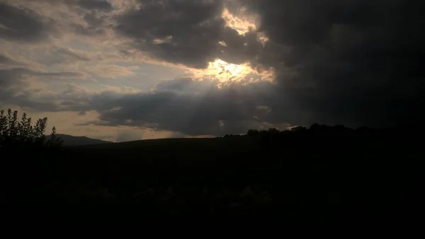 Небо Облаками Солнцем Над Темными Горами — стоковое фото