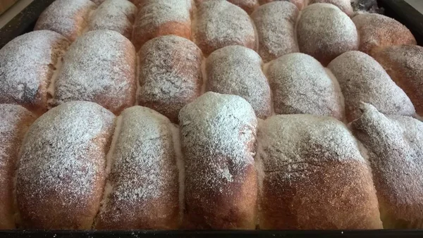 Demir tepside ekmek somunları