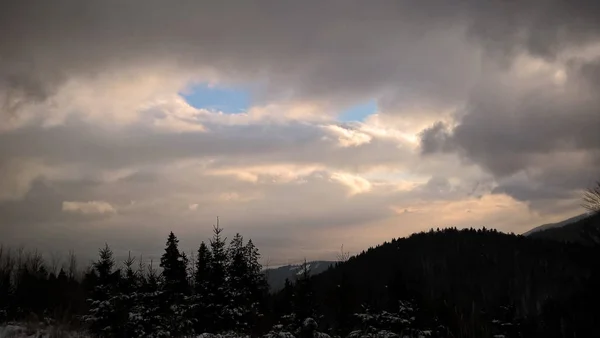 冬日的落日 山中有云 — 图库照片