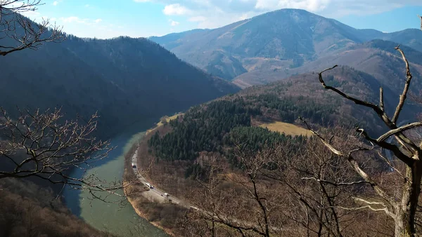 Gündüzleri güzel dağ manzarası
