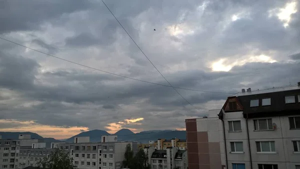 Wolken Mit Sonne Über Der Europäischen Stadt — Stockfoto