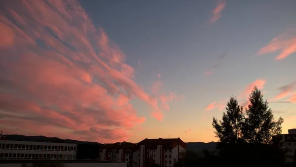 Hermoso Atardecer Sobre Ciudad Oscura —  Fotos de Stock