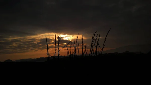 Яркий Закат Над Горами — стоковое фото