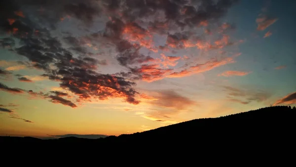 山の風景の上に明るい夕日 — ストック写真