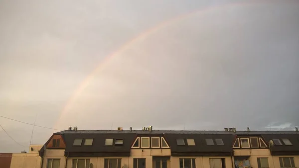 Regnbåge Himlen Över Den Europeiska Staden — Stockfoto