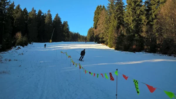 Los Esquiadores Están Esquiando Las Montañas Invierno —  Fotos de Stock