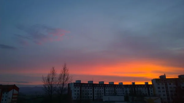 欧洲城市上空的橙色落日 — 图库照片