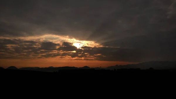 Brillante Puesta Sol Sobre Paisaje Las Montañas —  Fotos de Stock