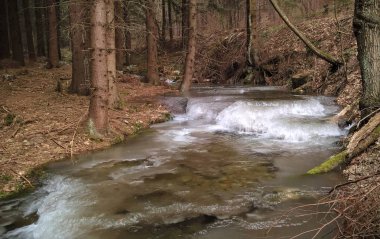 Kış boyunca donmuş nehir. Slovakya 