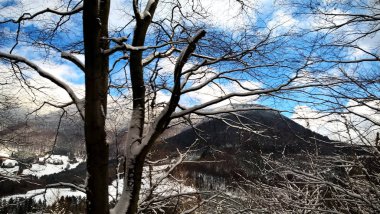 Derin kış boyunca doğa karla kaplıdır. Slovakya