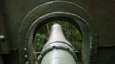 Askeri silah heykeli. Yaklaş.