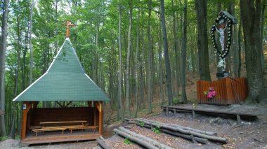 Yeşil Dağ Ormanı 'ndaki Anıt 