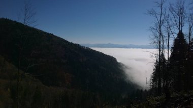 Akşam dağlarda sis