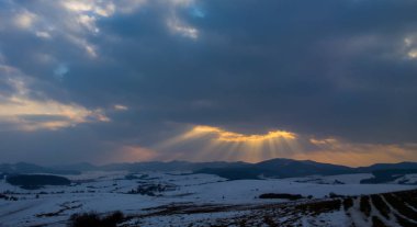 Kış dağları üzerinde gün batımı manzara 