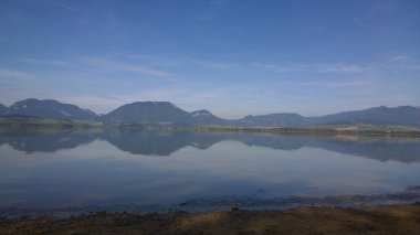 Güneşli bir günde güzel dağ gölü