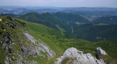 Güzel dağların havadan görünüşü