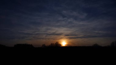 Bulutlarla kaplı gün batımı