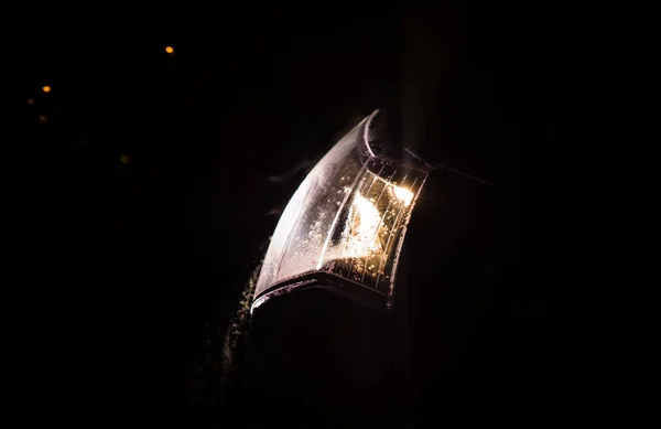 暗闇の中での車のヘッドライト — ストック写真