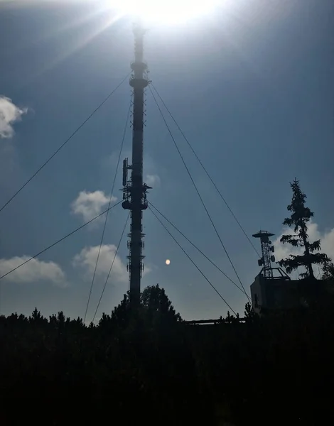 Мовлення Вежі Фоні Сонячного Неба — стокове фото