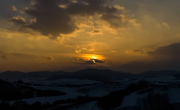 Пейзаж Заходу Сонця Над Зимовими Горами — стокове фото