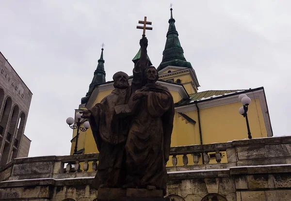 Vecchia Chiesa Con Statua Nella Città Europea — Foto Stock