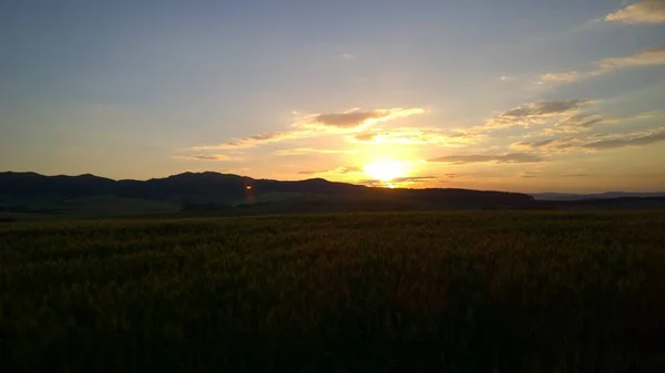 Прекрасний Захід Сонця Над Гірським Пейзажем — стокове фото
