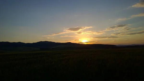 山の風景の上に美しい夕日 — ストック写真