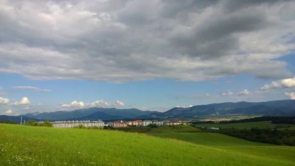 Paesaggio Del Prato Vicino Alla Città Europea — Foto Stock