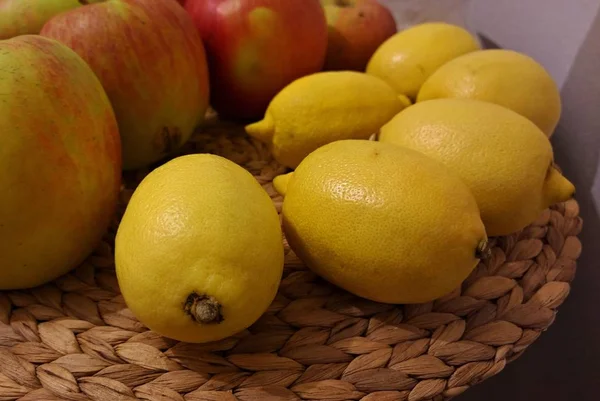 Limones Manzanas Cestas Madera — Foto de Stock