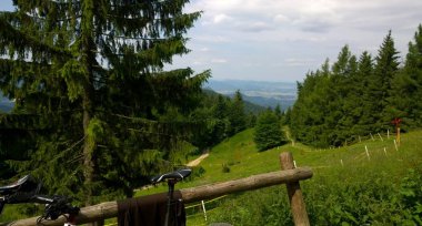 Gündüz vakti yeşil dağ manzarası