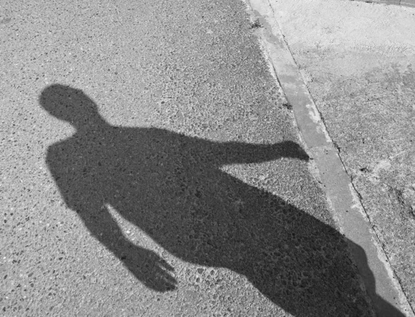 Silhouette Homme Sur Route Asphaltée — Photo