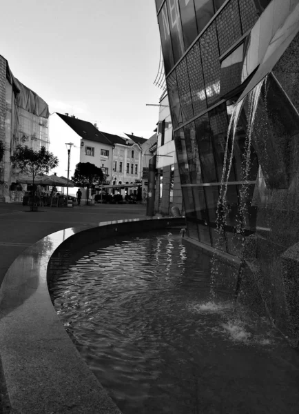 Modernes Gebäude Mit Brunnen Der Europäischen Stadt — Stockfoto