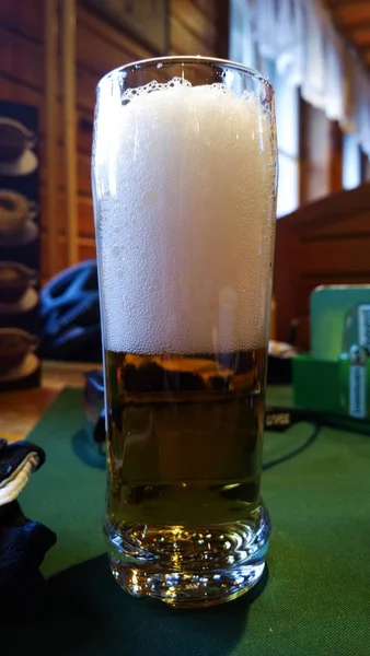 Ποτήρι Μπύρα Στο Τραπέζι Στο Μπαρ — Φωτογραφία Αρχείου