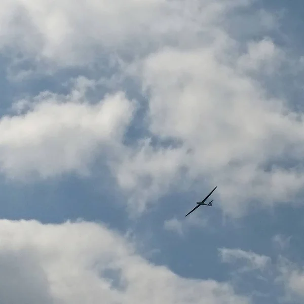 Avião Voando Céu Excluído — Fotografia de Stock