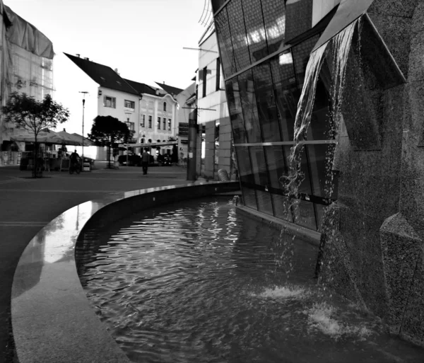 Modernes Gebäude Mit Brunnen Der Europäischen Stadt — Stockfoto