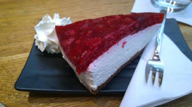 Tabakta taze kek var.