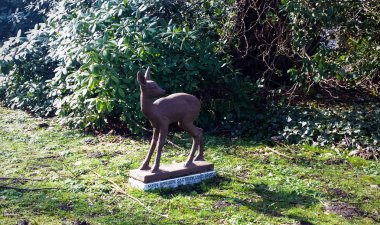 Yeşil parkta geyik heykeli