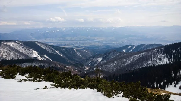 美しい冬の山を風景します — ストック写真