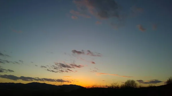 Piękny Zachód Słońca Nad Górskim Krajobrazem — Zdjęcie stockowe