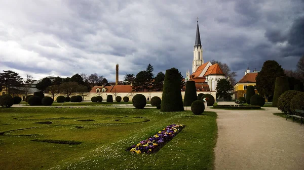 Zöld Park Kert Virágokkal — Stock Fotó