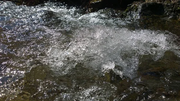 河流在石头上流淌 — 图库照片