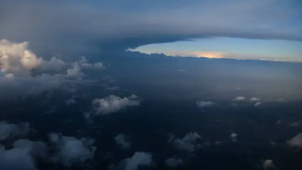 在云层之上 从飞机上拍摄的照片 — 图库照片