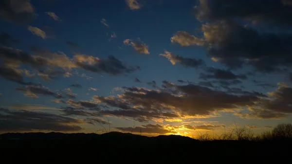 Paisaje Puesta Sol Sobre Montañas —  Fotos de Stock